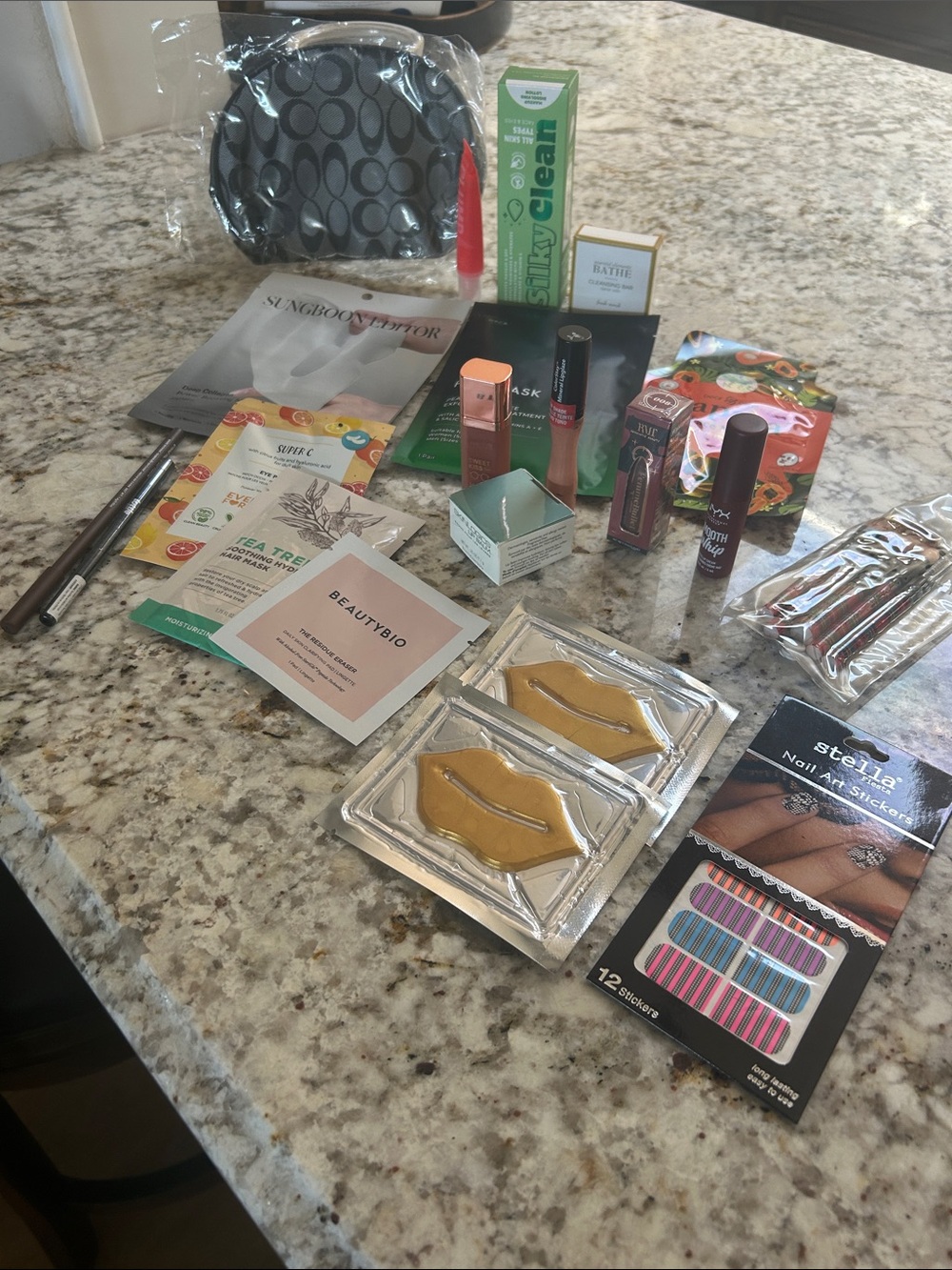 Assorted Beauty Gift Set with Lip Masks & Nail Stickers 21 pieces